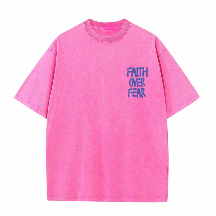 Christianartworkshop Camiseta de manga corta lavada de doble cara con estampado pequeño en la parte delantera y texto grande en la parte trasera. Fuente con pinceladas "Fe sobre el miedo". - image 8