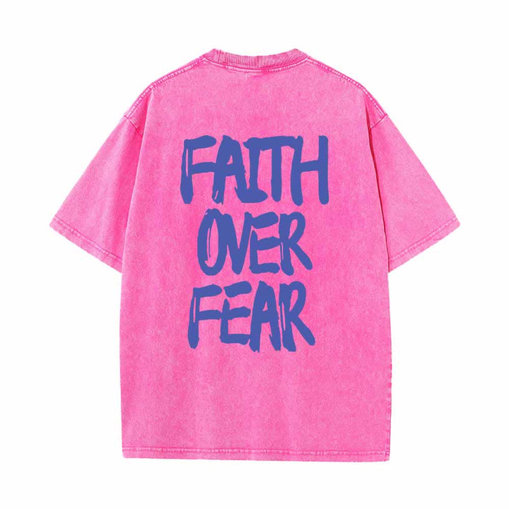 Christianartworkshop Camiseta de manga corta lavada de doble cara con estampado pequeño en la parte delantera y texto grande en la parte trasera. Fuente con pinceladas "Fe sobre el miedo". - image 7