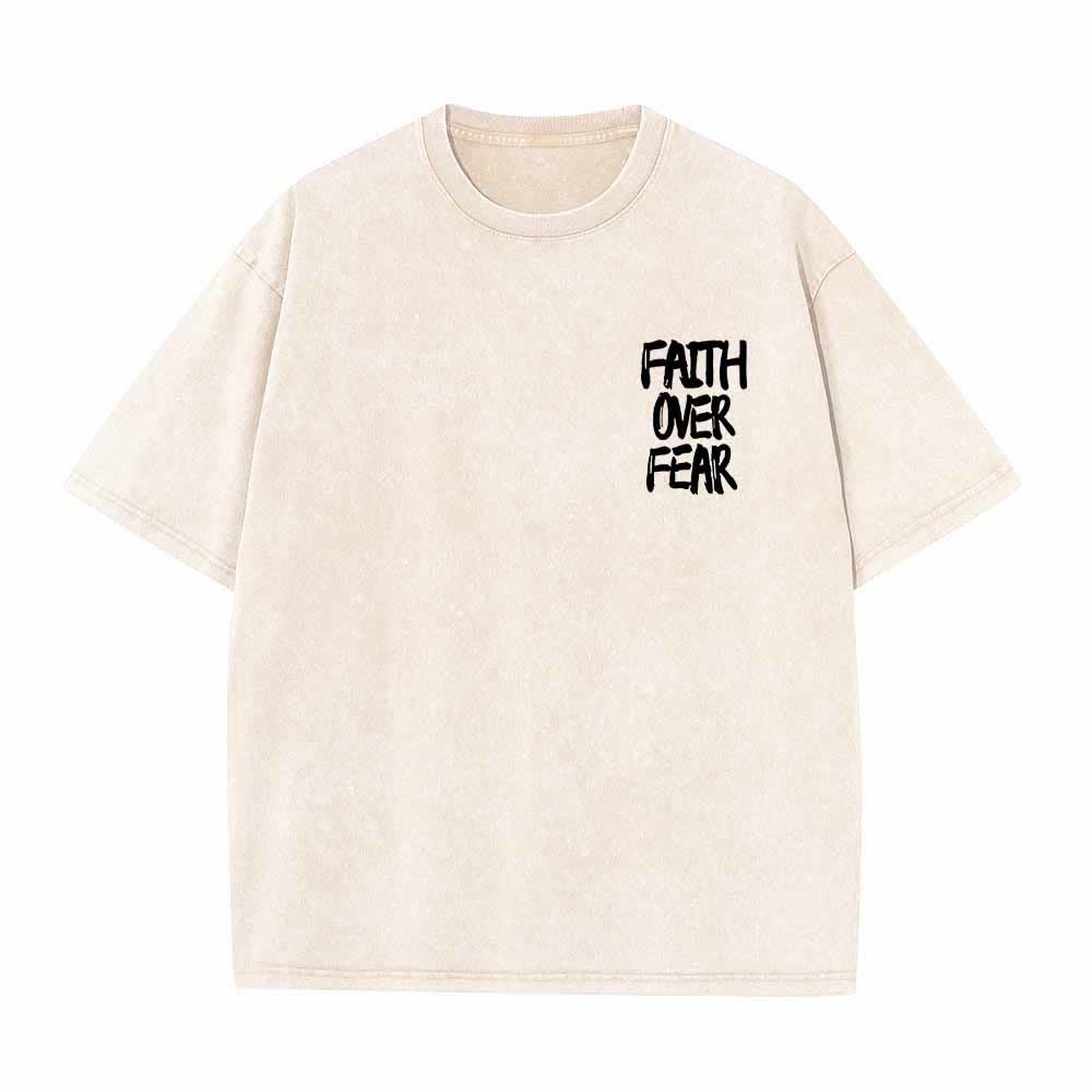 Christianartworkshop Camiseta de manga corta lavada de doble cara con estampado pequeño en la parte delantera y texto grande en la parte trasera. Fuente con pinceladas "Fe sobre el miedo". - image 2