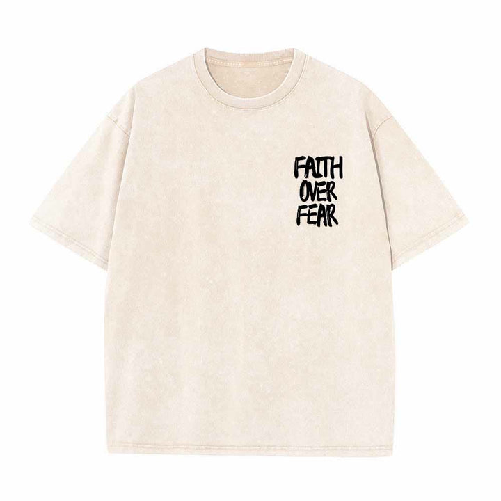 Christianartworkshop Camiseta de manga corta lavada de doble cara con estampado pequeño en la parte delantera y texto grande en la parte trasera. Fuente con pinceladas "Fe sobre el miedo". - image 2