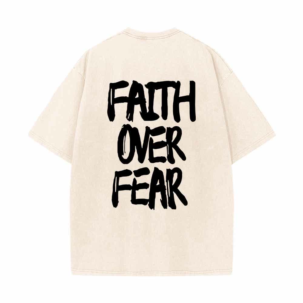 Christianartworkshop Camiseta de manga corta lavada de doble cara con estampado pequeño en la parte delantera y texto grande en la parte trasera. Fuente con pinceladas "Fe sobre el miedo". - image 1
