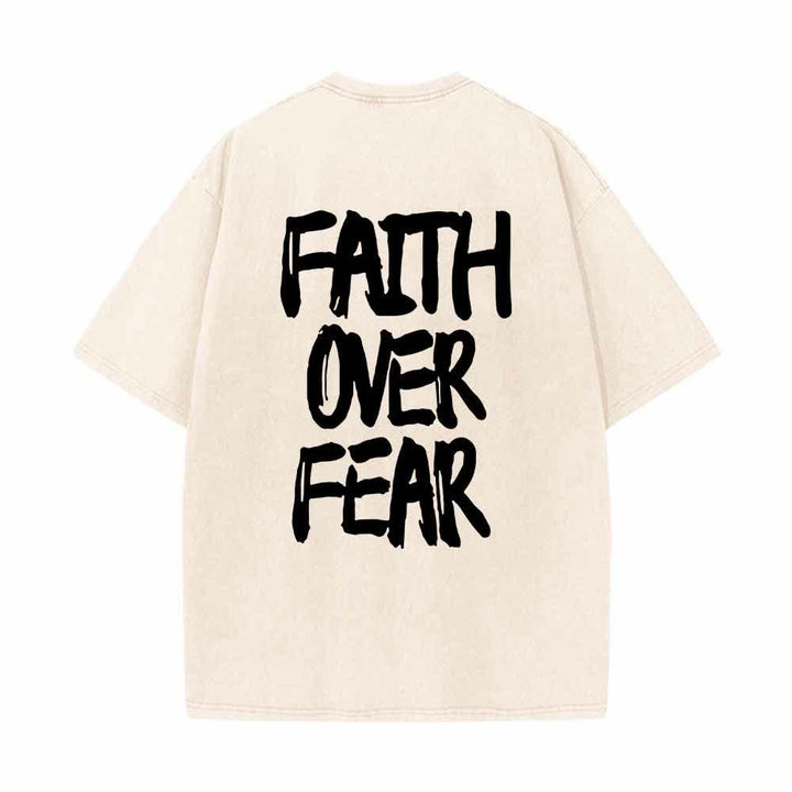 Christianartworkshop Camiseta de manga corta lavada de doble cara con estampado pequeño en la parte delantera y texto grande en la parte trasera. Fuente con pinceladas "Fe sobre el miedo". - image 1