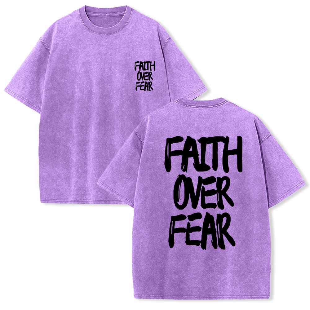 Christianartworkshop Camiseta de manga corta lavada de doble cara con estampado pequeño en la parte delantera y texto grande en la parte trasera. Fuente con pinceladas "Fe sobre el miedo". - Púrpura - 5XL - image 3