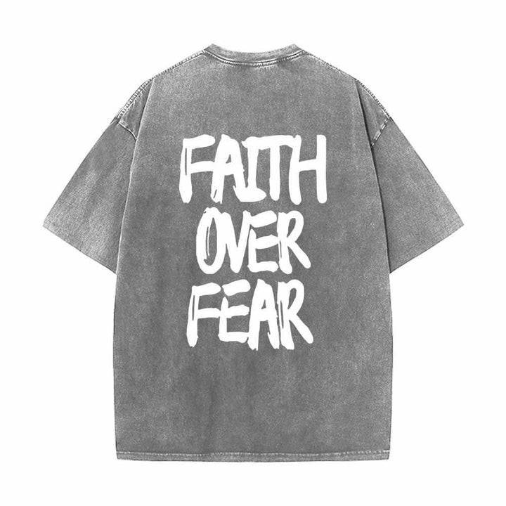 Christianartworkshop Camiseta de manga corta lavada de doble cara con estampado pequeño en la parte delantera y texto grande en la parte trasera. Fuente con pinceladas "Fe sobre el miedo". - image 19