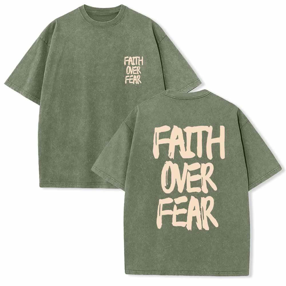 Christianartworkshop Camiseta de manga corta lavada de doble cara con estampado pequeño en la parte delantera y texto grande en la parte trasera. Fuente con pinceladas "Fe sobre el miedo". - Verde militar - 5XL - image 9