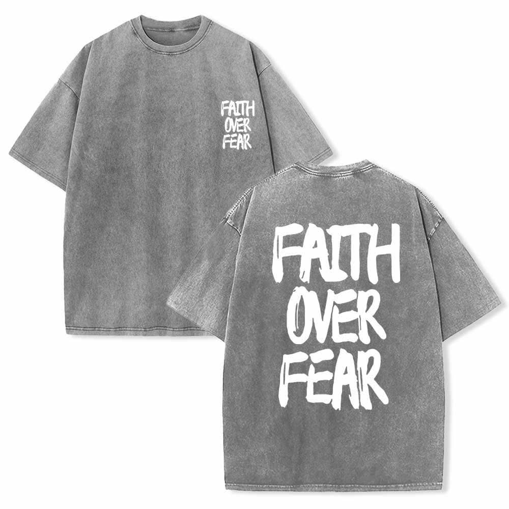 Christianartworkshop Camiseta de manga corta lavada de doble cara con estampado pequeño en la parte delantera y texto grande en la parte trasera. Fuente con pinceladas "Fe sobre el miedo". - Gris - 5XL - image 18