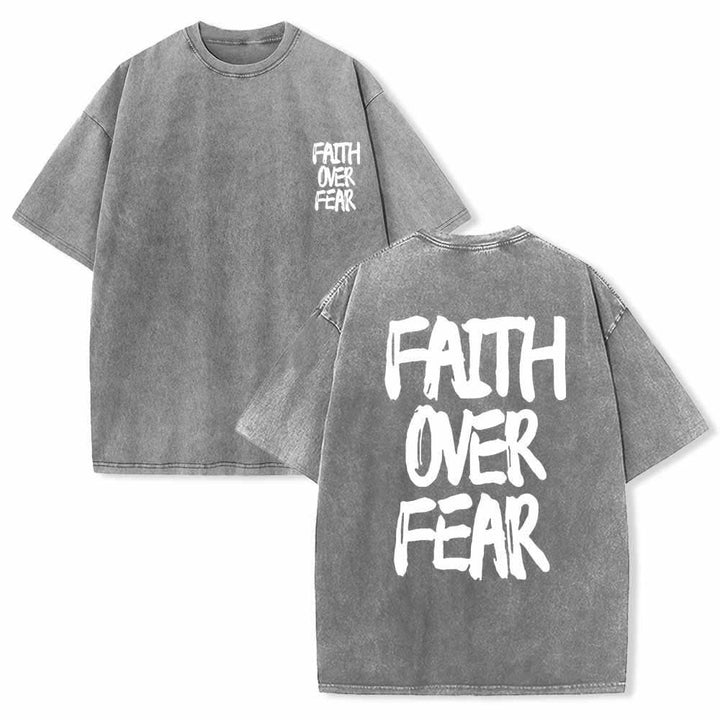 Christianartworkshop Camiseta de manga corta lavada de doble cara con estampado pequeño en la parte delantera y texto grande en la parte trasera. Fuente con pinceladas "Fe sobre el miedo". - Gris - 5XL - image 18