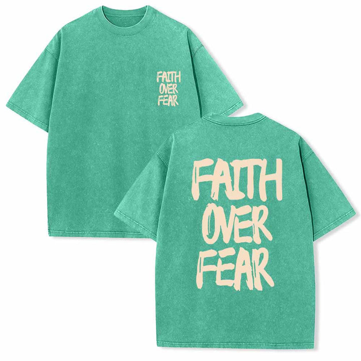 Christianartworkshop Camiseta de manga corta lavada de doble cara con estampado pequeño en la parte delantera y texto grande en la parte trasera. Fuente con pinceladas "Fe sobre el miedo". - Verde - 5XL - image 21