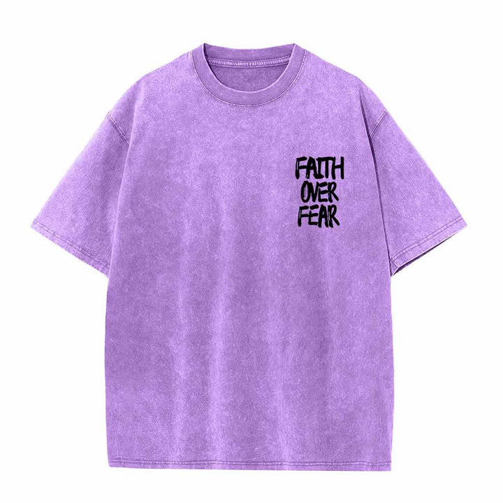 Christianartworkshop Camiseta de manga corta lavada de doble cara con estampado pequeño en la parte delantera y texto grande en la parte trasera. Fuente con pinceladas "Fe sobre el miedo". - image 5