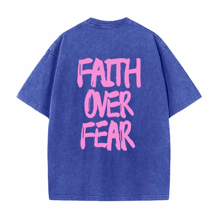 Christianartworkshop Camiseta de manga corta lavada de doble cara con estampado pequeño en la parte delantera y texto grande en la parte trasera. Fuente con pinceladas "Fe sobre el miedo". - image 13