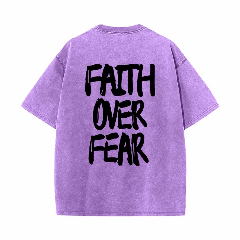 Christianartworkshop Camiseta de manga corta lavada de doble cara con estampado pequeño en la parte delantera y texto grande en la parte trasera. Fuente con pinceladas "Fe sobre el miedo". - image 4