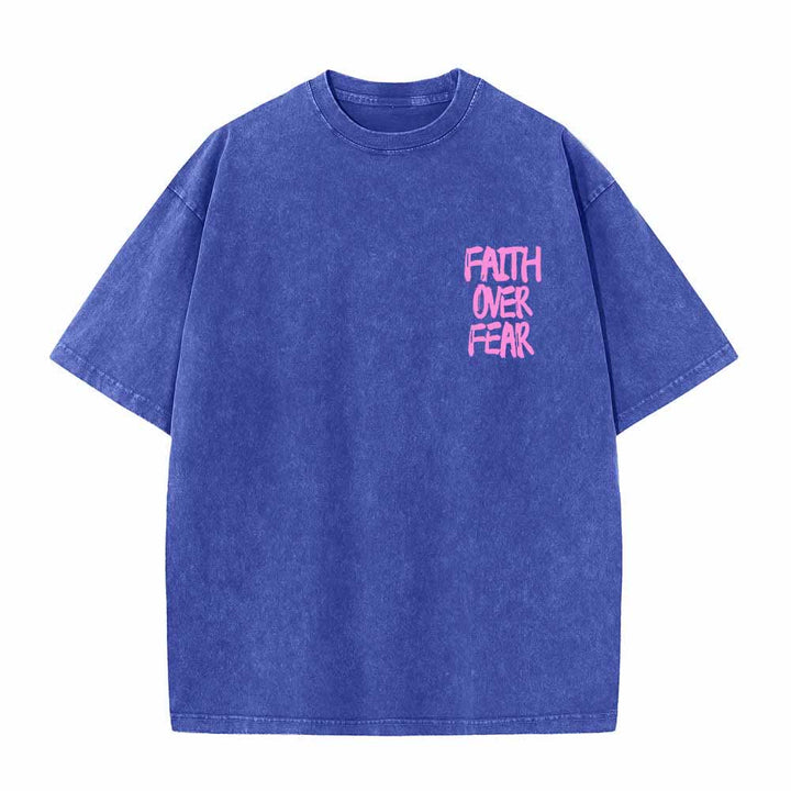 Christianartworkshop Camiseta de manga corta lavada de doble cara con estampado pequeño en la parte delantera y texto grande en la parte trasera. Fuente con pinceladas "Fe sobre el miedo". - image 14