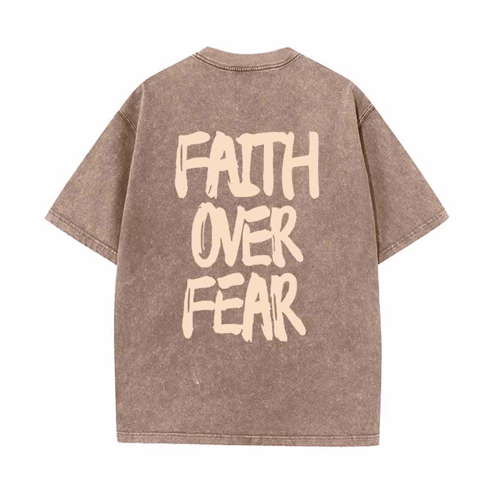 Christianartworkshop Camiseta de manga corta lavada de doble cara con estampado pequeño en la parte delantera y texto grande en la parte trasera. Fuente con pinceladas "Fe sobre el miedo". - image 16