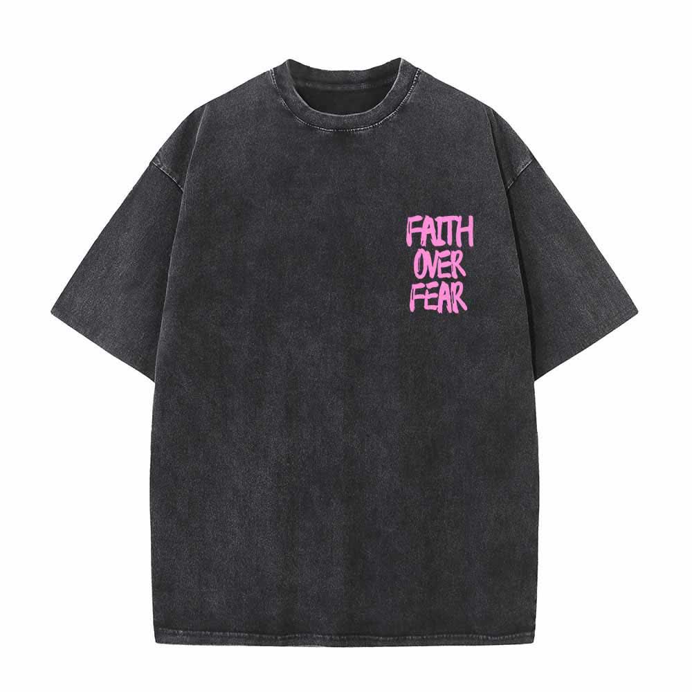 Christianartworkshop Camiseta de manga corta lavada de doble cara con estampado pequeño en la parte delantera y texto grande en la parte trasera. Fuente con pinceladas "Fe sobre el miedo". - image 26