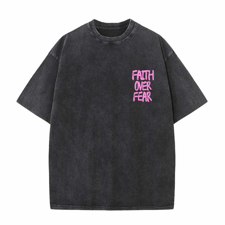 Christianartworkshop Camiseta de manga corta lavada de doble cara con estampado pequeño en la parte delantera y texto grande en la parte trasera. Fuente con pinceladas "Fe sobre el miedo". - image 26