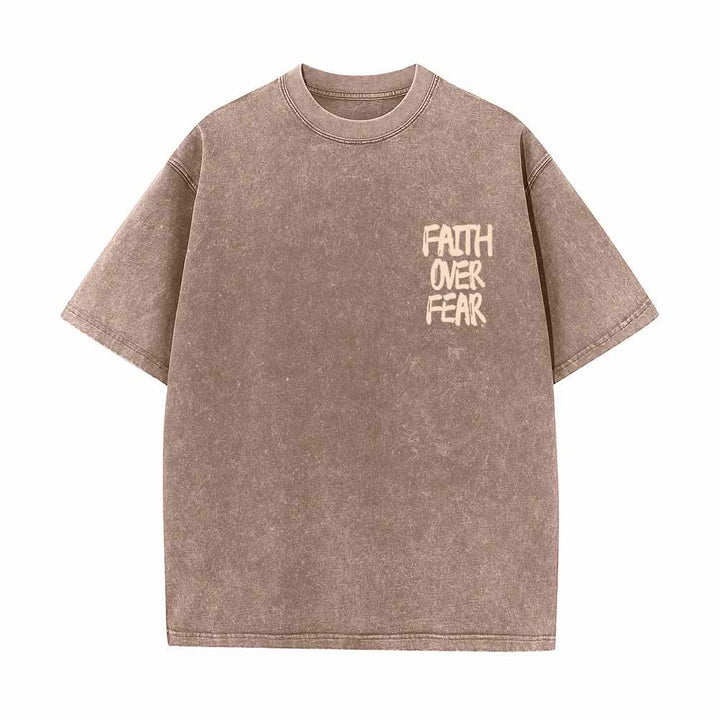Christianartworkshop Camiseta de manga corta lavada de doble cara con estampado pequeño en la parte delantera y texto grande en la parte trasera. Fuente con pinceladas "Fe sobre el miedo". - image 17