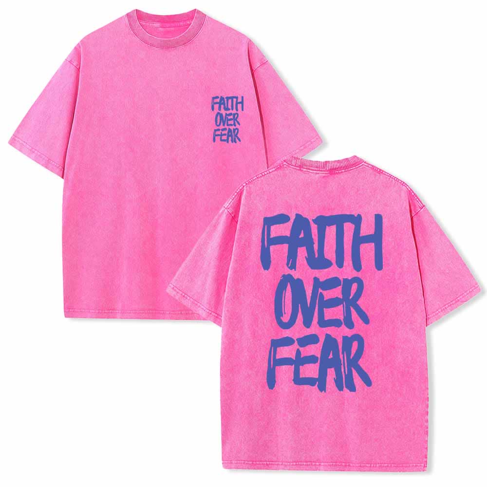 Christianartworkshop Camiseta de manga corta lavada de doble cara con estampado pequeño en la parte delantera y texto grande en la parte trasera. Fuente con pinceladas "Fe sobre el miedo". - Rosa - 5XL - image 6