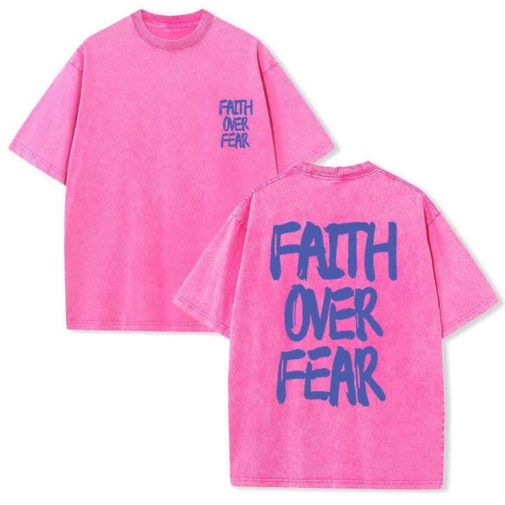 Christianartworkshop Camiseta de manga corta lavada de doble cara con estampado pequeño en la parte delantera y texto grande en la parte trasera. Fuente con pinceladas "Fe sobre el miedo". - Rosa - 5XL - image 6