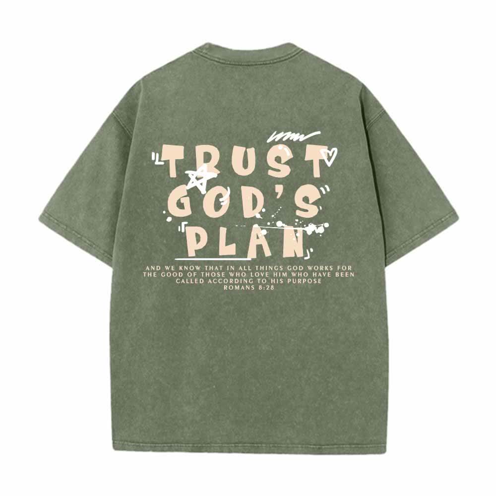 Christianartworkshop Camiseta de doble cara con estampado en grafiti "Confía en el plan de Dios" y texto grande en la parte delantera con la inscripción "Romanos 8:28". - image 16