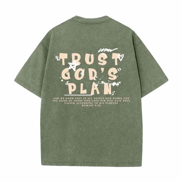 Christianartworkshop Camiseta de doble cara con estampado en grafiti "Confía en el plan de Dios" y texto grande en la parte delantera con la inscripción "Romanos 8:28". - image 16