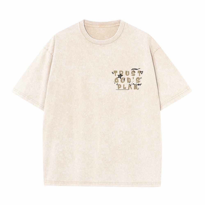Christianartworkshop Camiseta de doble cara con estampado en grafiti "Confía en el plan de Dios" y texto grande en la parte delantera con la inscripción "Romanos 8:28". - image 8