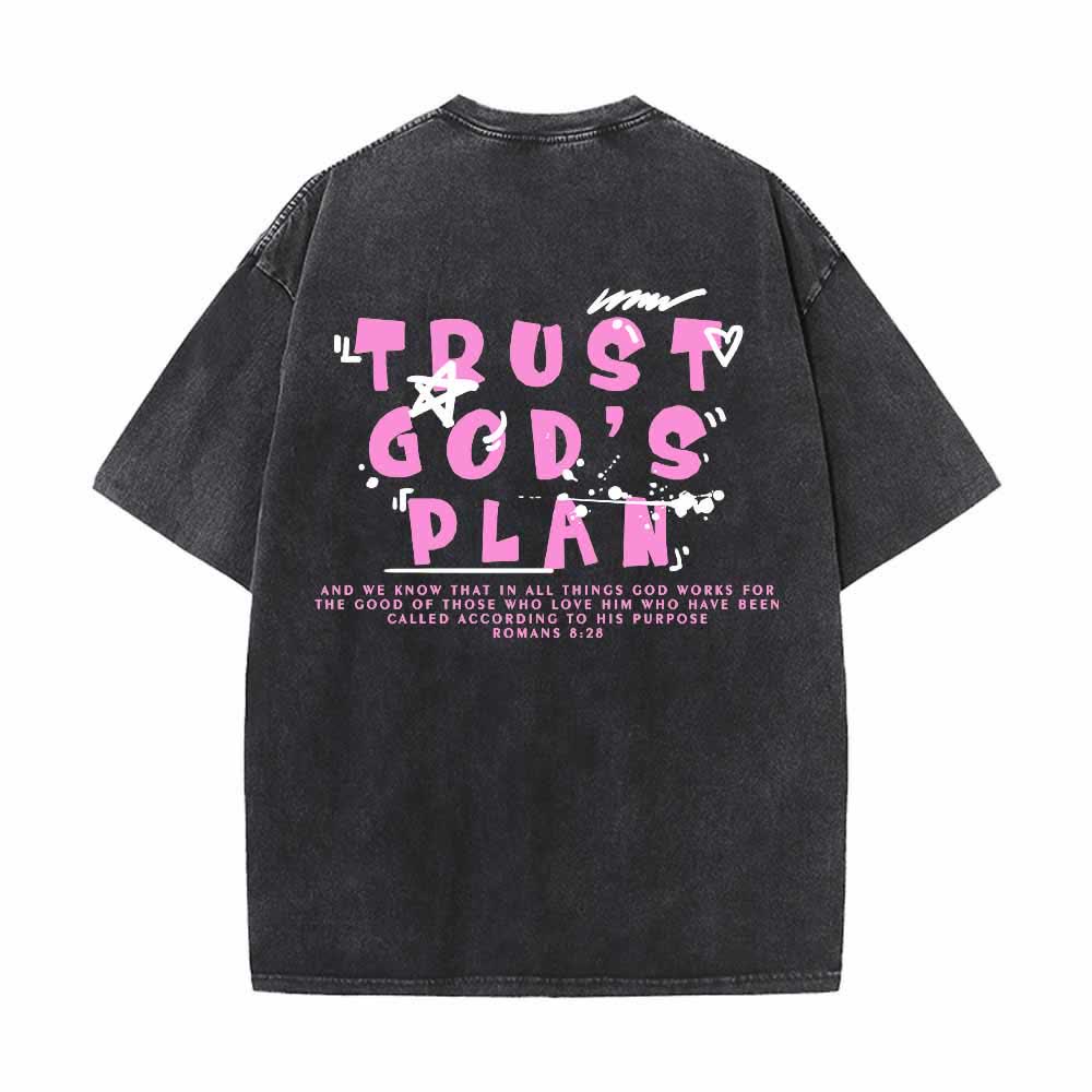 Christianartworkshop Camiseta de doble cara con estampado en grafiti "Confía en el plan de Dios" y texto grande en la parte delantera con la inscripción "Romanos 8:28". - image 4