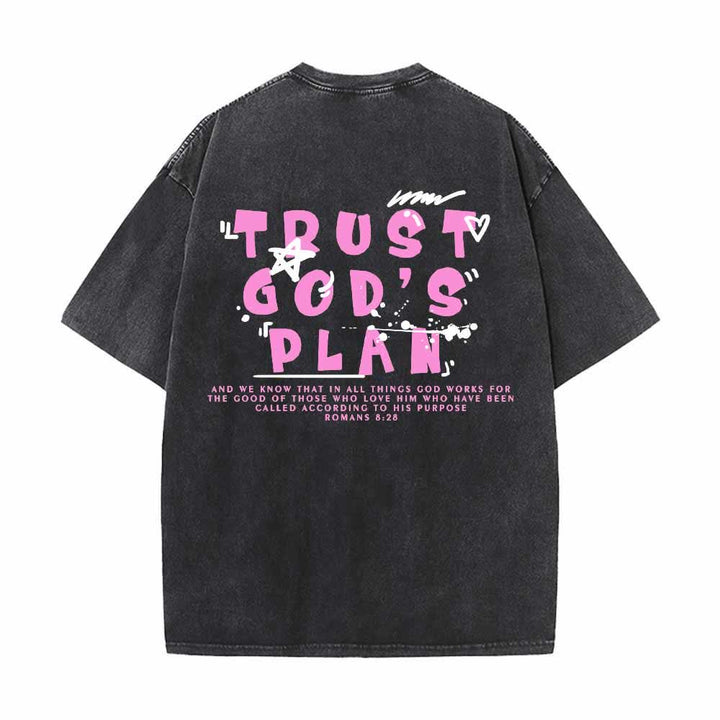 Christianartworkshop Camiseta de doble cara con estampado en grafiti "Confía en el plan de Dios" y texto grande en la parte delantera con la inscripción "Romanos 8:28". - image 4