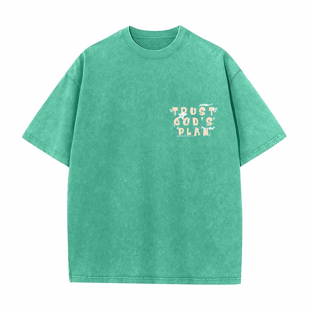 Christianartworkshop Camiseta de doble cara con estampado en grafiti "Confía en el plan de Dios" y texto grande en la parte delantera con la inscripción "Romanos 8:28". - image 2
