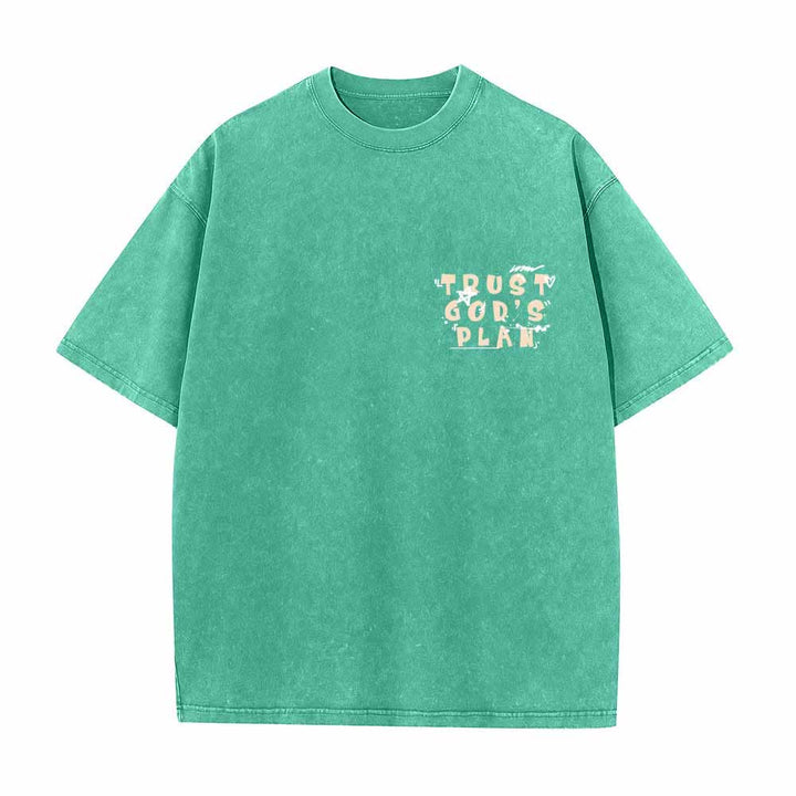 Christianartworkshop Camiseta de doble cara con estampado en grafiti "Confía en el plan de Dios" y texto grande en la parte delantera con la inscripción "Romanos 8:28". - image 2