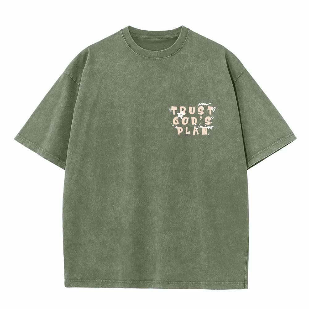 Christianartworkshop Camiseta de doble cara con estampado en grafiti "Confía en el plan de Dios" y texto grande en la parte delantera con la inscripción "Romanos 8:28". - image 17