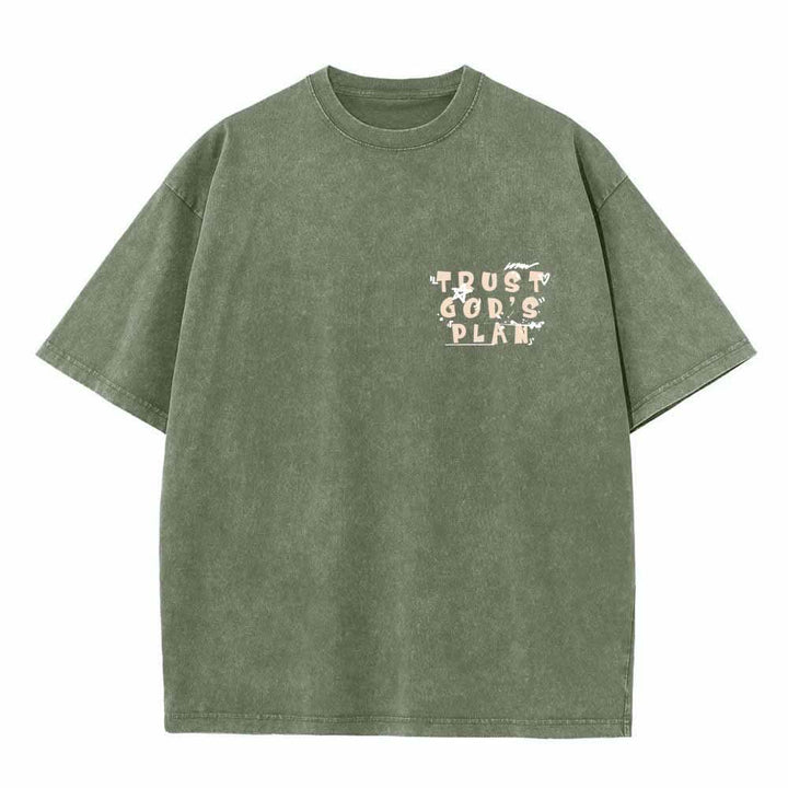 Christianartworkshop Camiseta de doble cara con estampado en grafiti "Confía en el plan de Dios" y texto grande en la parte delantera con la inscripción "Romanos 8:28". - image 17