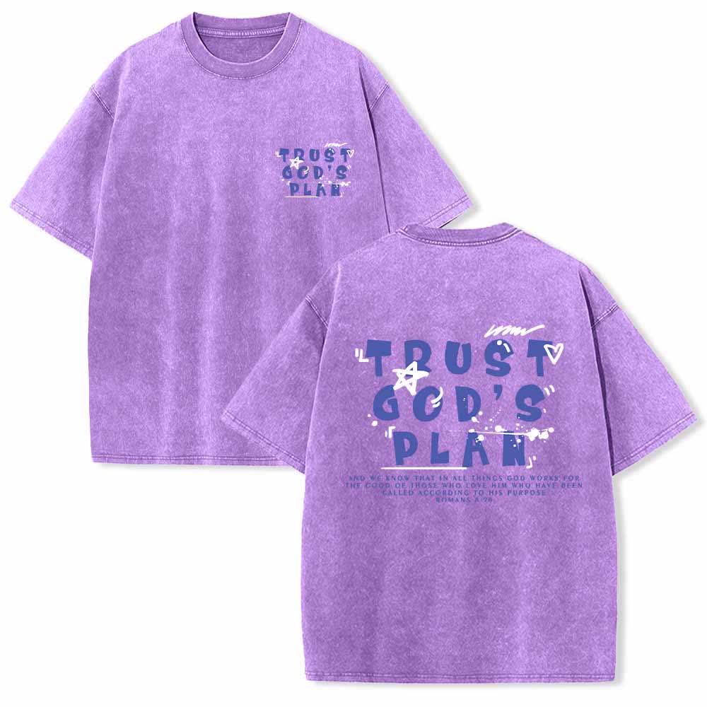 Christianartworkshop Camiseta de doble cara con estampado en grafiti "Confía en el plan de Dios" y texto grande en la parte delantera con la inscripción "Romanos 8:28". - Púrpura - 5XL - image 9