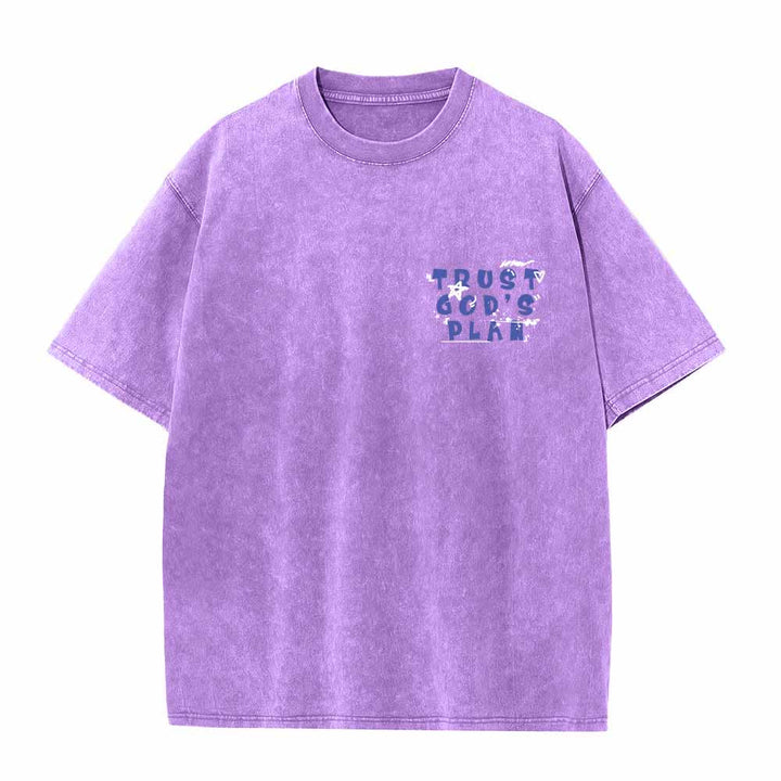 Christianartworkshop Camiseta de doble cara con estampado en grafiti "Confía en el plan de Dios" y texto grande en la parte delantera con la inscripción "Romanos 8:28". - image 11
