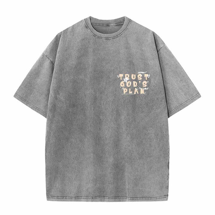 Christianartworkshop Camiseta de doble cara con estampado en grafiti "Confía en el plan de Dios" y texto grande en la parte delantera con la inscripción "Romanos 8:28". - image 26