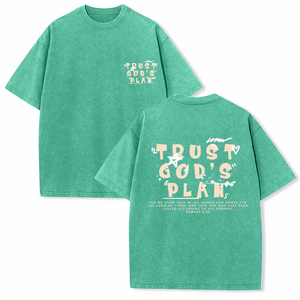 Christianartworkshop Camiseta de doble cara con estampado en grafiti "Confía en el plan de Dios" y texto grande en la parte delantera con la inscripción "Romanos 8:28". - Verde - 5XL - image 0