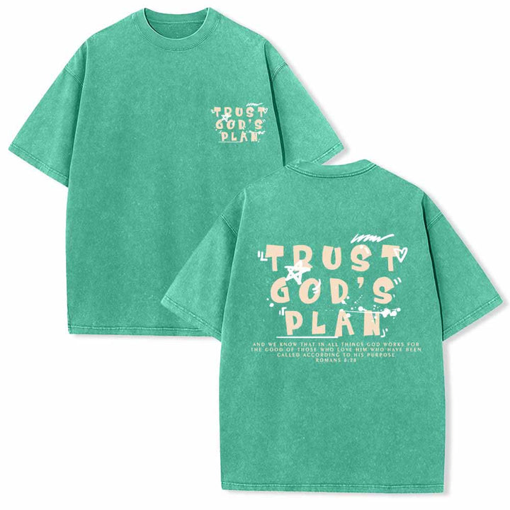 Christianartworkshop Camiseta de doble cara con estampado en grafiti "Confía en el plan de Dios" y texto grande en la parte delantera con la inscripción "Romanos 8:28". - Verde - 5XL - image 0