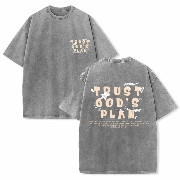 Christianartworkshop Camiseta de doble cara con estampado en grafiti "Confía en el plan de Dios" y texto grande en la parte delantera con la inscripción "Romanos 8:28". - Gris - 5XL - image 24