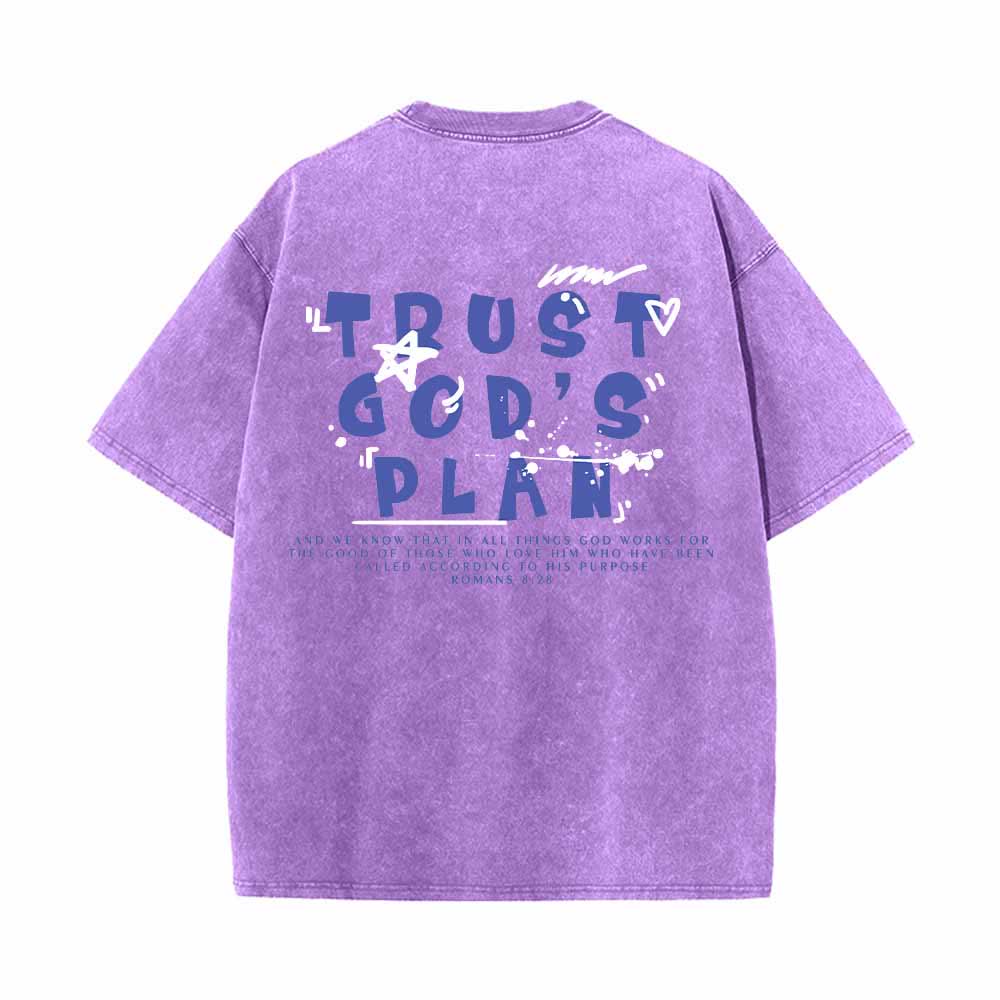 Christianartworkshop Camiseta de doble cara con estampado en grafiti "Confía en el plan de Dios" y texto grande en la parte delantera con la inscripción "Romanos 8:28". - image 10