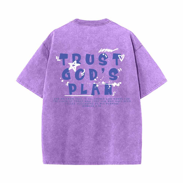 Christianartworkshop Camiseta de doble cara con estampado en grafiti "Confía en el plan de Dios" y texto grande en la parte delantera con la inscripción "Romanos 8:28". - image 10