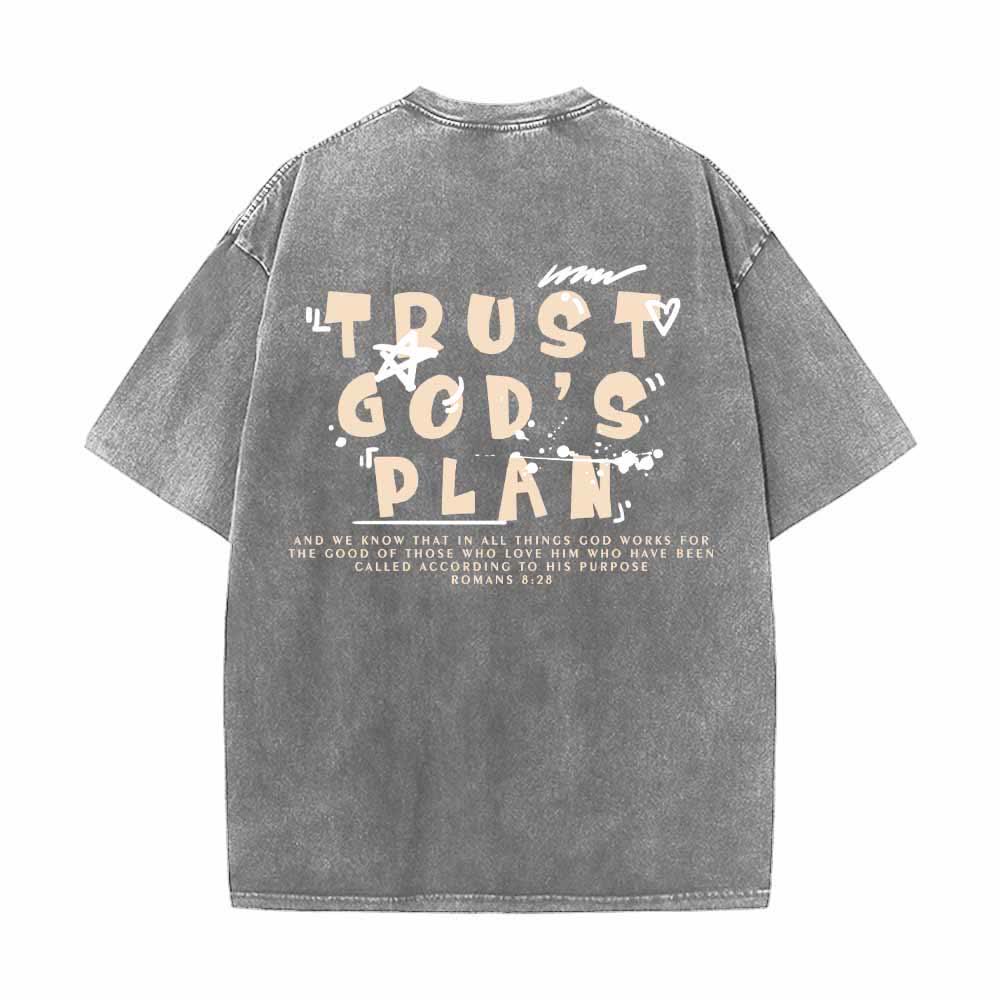 Christianartworkshop Camiseta de doble cara con estampado en grafiti "Confía en el plan de Dios" y texto grande en la parte delantera con la inscripción "Romanos 8:28". - image 25