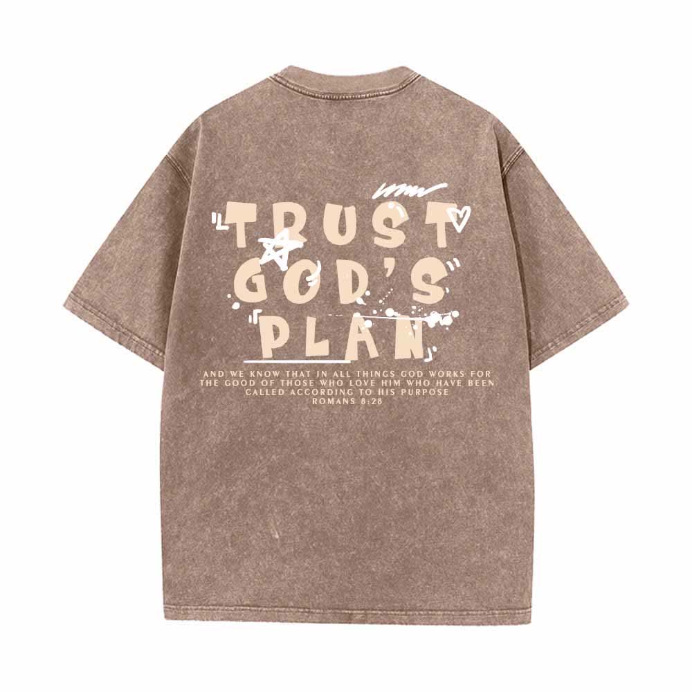 Christianartworkshop Camiseta de doble cara con estampado en grafiti "Confía en el plan de Dios" y texto grande en la parte delantera con la inscripción "Romanos 8:28". - image 22