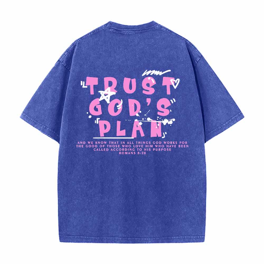 Christianartworkshop Camiseta de doble cara con estampado en grafiti "Confía en el plan de Dios" y texto grande en la parte delantera con la inscripción "Romanos 8:28". - image 19