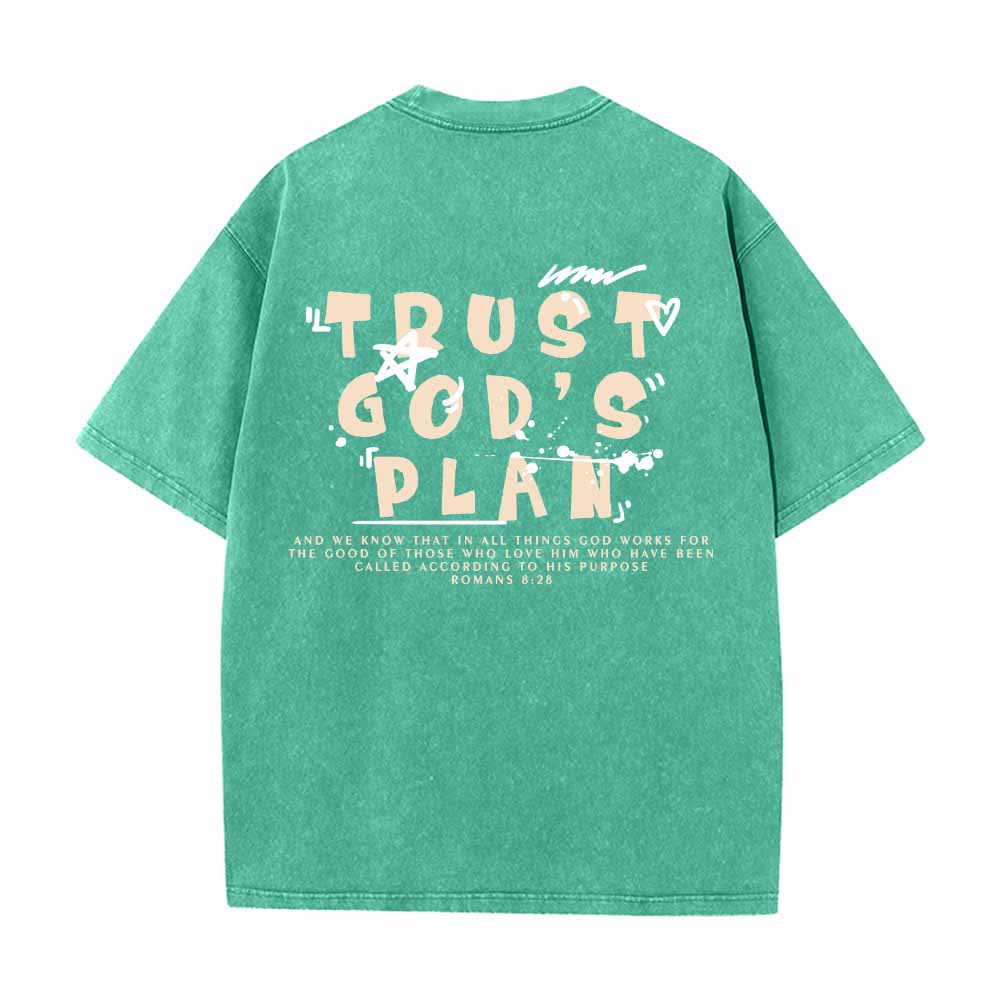 Christianartworkshop Camiseta de doble cara con estampado en grafiti "Confía en el plan de Dios" y texto grande en la parte delantera con la inscripción "Romanos 8:28". - image 1