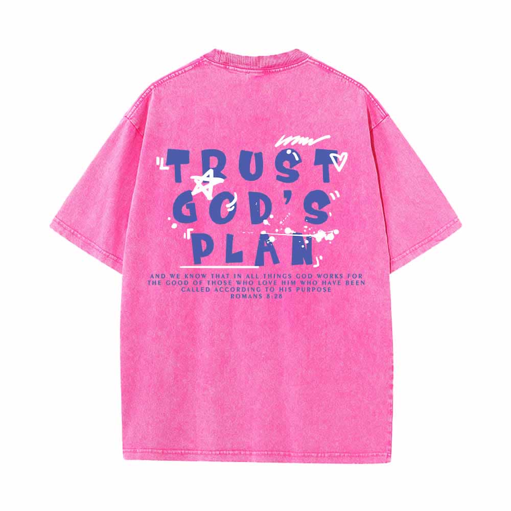 Christianartworkshop Camiseta de doble cara con estampado en grafiti "Confía en el plan de Dios" y texto grande en la parte delantera con la inscripción "Romanos 8:28". - image 13