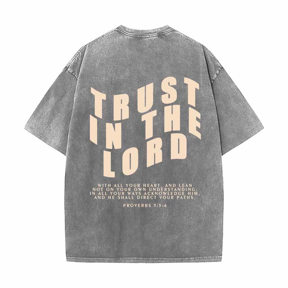 Christianartworkshop Confía en el Señor. Frente recto, espalda arqueada. Proverbios 3:5-6. Camiseta de doble cara lavada. - image 1