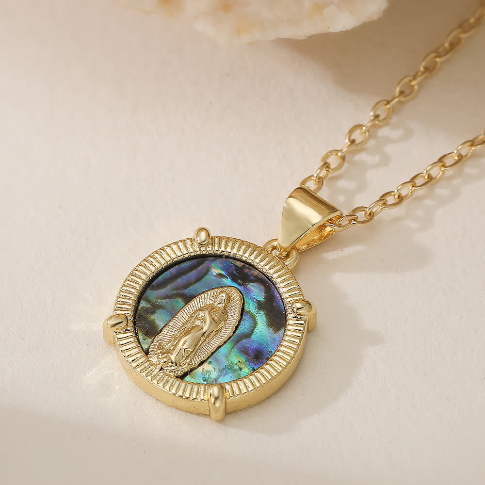 Christianartworkshop Collar vintage redondo con moneda de la Virgen María en relieve y base incrustada de varios estilos: emblema de la tierna protección celestial. - Multicolor - image 0