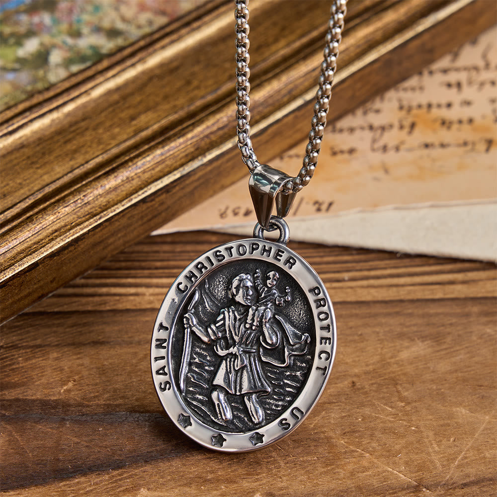 Christianartworkshop Collar con medallón de San Cristóbal en relieve de estilo vintage: emblema de un viaje celestial seguro. - image 0