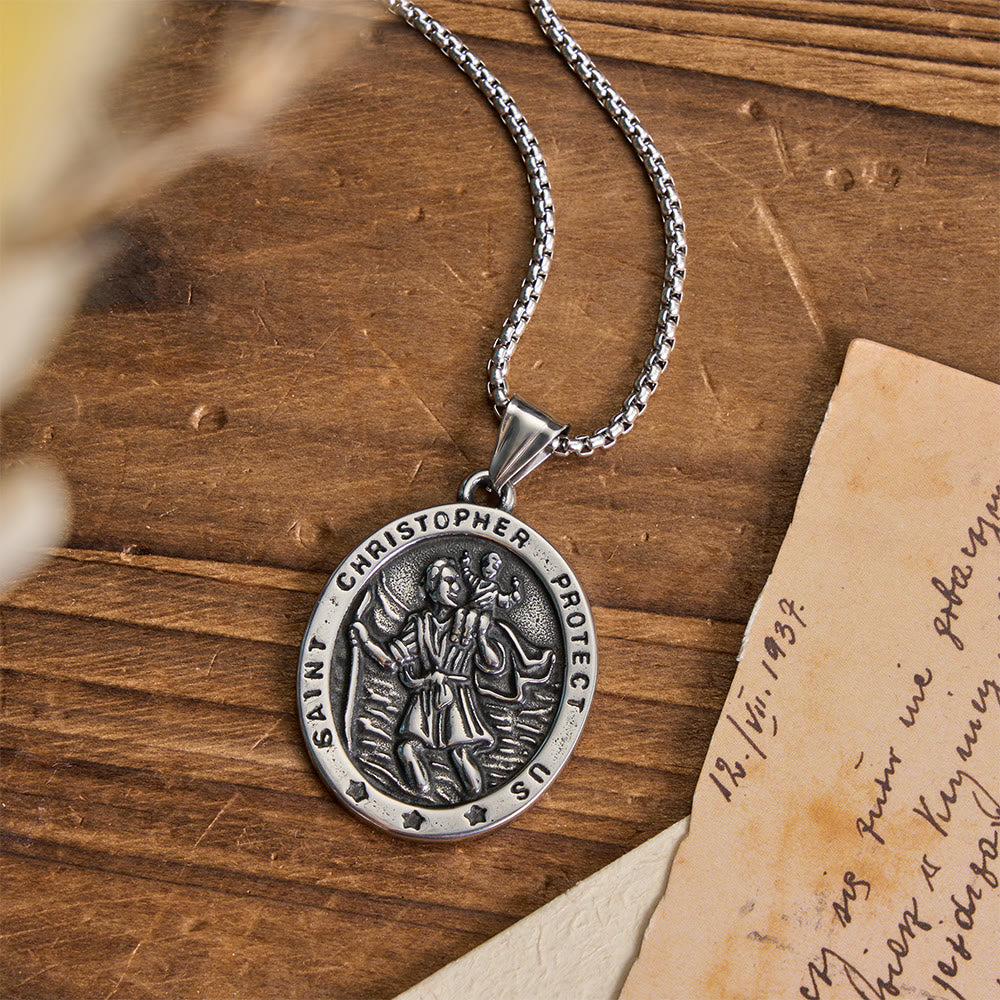 Christianartworkshop Collar con medallón de San Cristóbal en relieve de estilo vintage: emblema de un viaje celestial seguro. - image 1