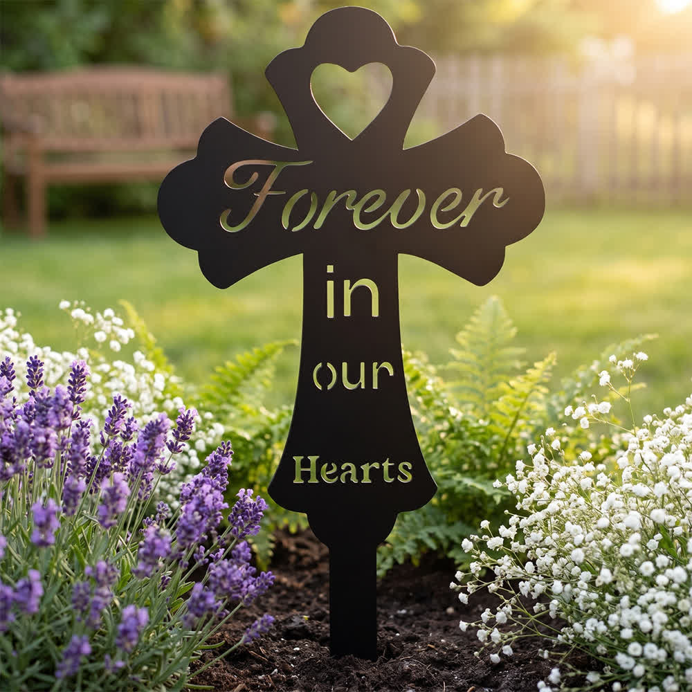 Christianartworkshop Estaca de jardín de metal conmemorativa en forma de corazón con la inscripción "Siempre en nuestros corazones": símbolo de recuerdo eterno y pacífico. - 9,84''*5,91''*0,04''/25*15*0,1 cm - image 0