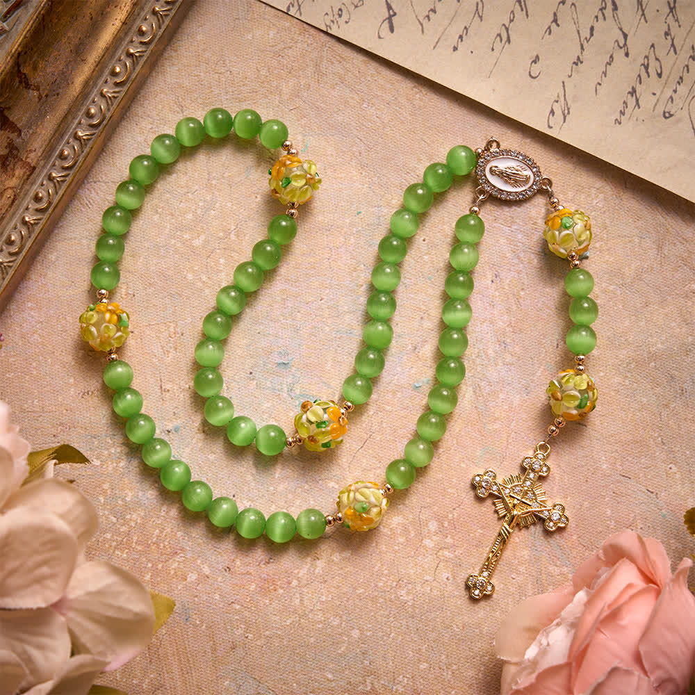 Christianartworkshop Rosario de piedra ojo de gato verde con cuentas de vidrio soplado con motivos florales: emblema de vibrantes bendiciones celestiales. - image 2